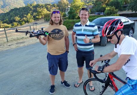 铁人三项,街道,轿车,合照,自行车,三个拉脱维亚人和他们的空中犬……。从昨晚的自动跟随无人机速度测试