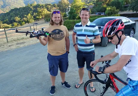 铁人三项,街道,轿车,合照,自行车,三个拉脱维亚人和他们的空中犬……。从昨晚的自动跟随无人机速度测试