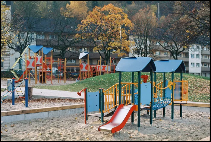 秋天变成冬天。没有儿童的游乐场