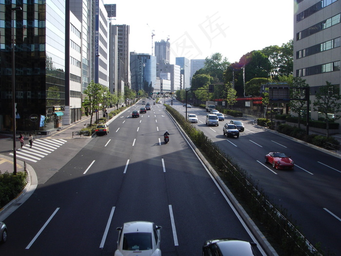 城市街道,公路,交通信号灯,市政道路,太阳能板,东京赤坂