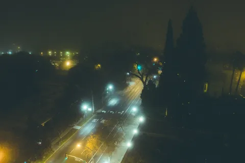 都市夜景,轿车,街灯,放礼花,灯,慢慢消失。