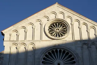 建筑,剧院/博物馆/礼堂,轿车,窗,通风机,扎达尔