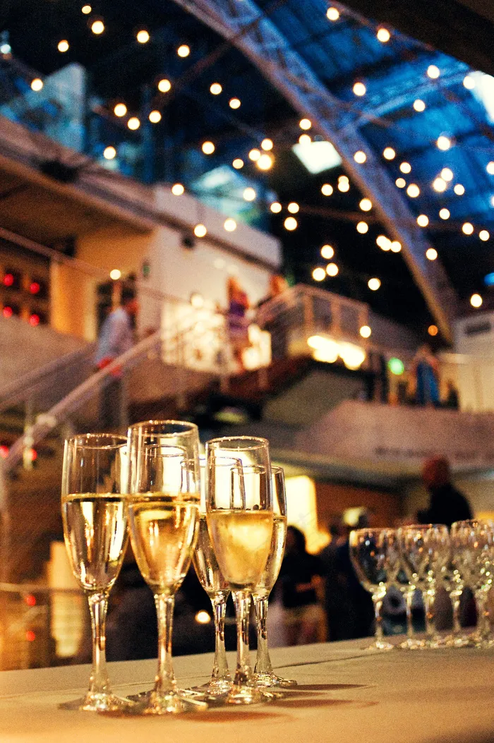 都市夜景,吸顶灯,旋转木马,商场,街道,詹姆斯·罗斯在军械库戈丁剧院的葡萄酒