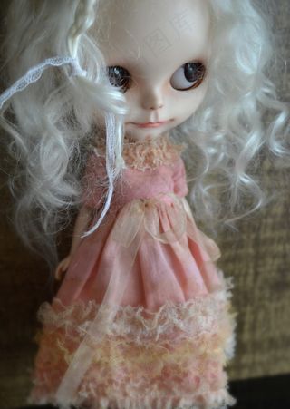 我爱我的女孩，你的头发上的那些卷发使我着迷，让我们看看当新的小小的身体长起来时的样子！