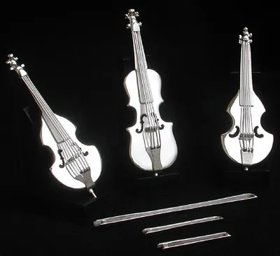 三部银色chordophones。