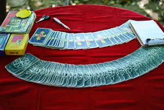 体育场馆,电风扇,轿车,筐,扇子,塔罗牌在泰国算命先生的桌子上