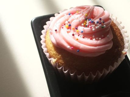 蛋糕,纸杯蛋糕,工艺品,吸顶灯,台灯,粉红色和洒