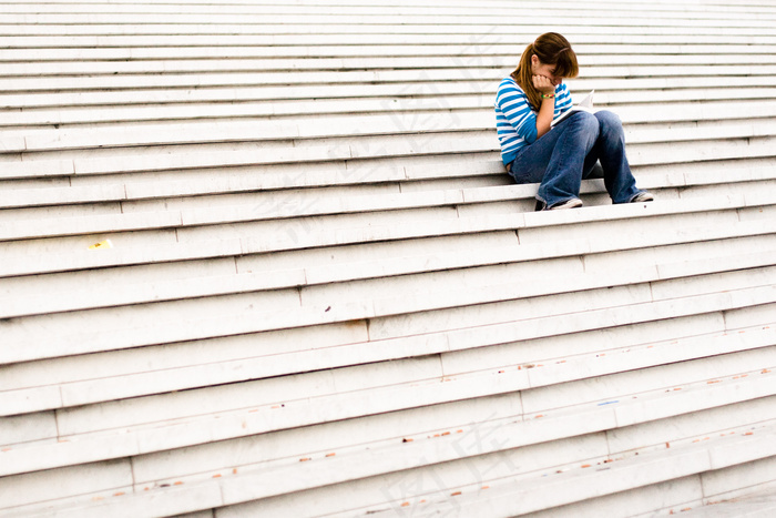 板材,砖石材,条格,木材/板材,实木踢脚线,迷失在楼梯上