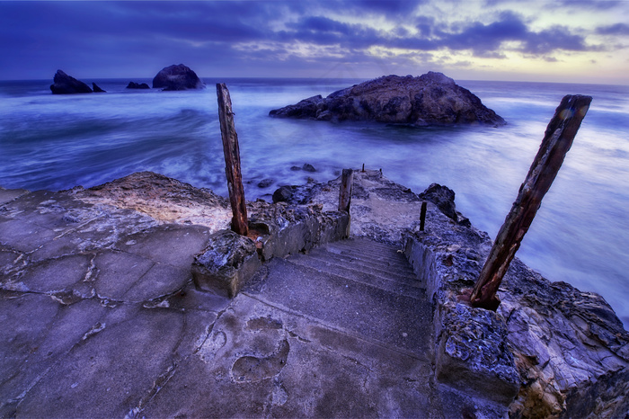 人行道结束的地方，苏特罗浴场