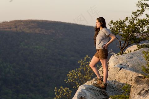 她找到了穿过树林的路