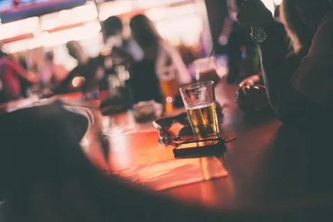 ,大提琴演奏,玩具,在酒吧