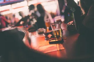 ,大提琴演奏,玩具,在酒吧