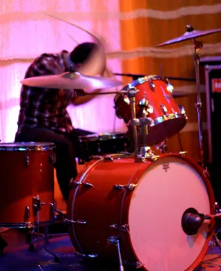 人物活动,爵士鼓,椅子,卡通动漫人物,演奏,弯曲的鼓棒