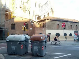 圣家族教堂前的砖砌建筑，垃圾桶和自行车道