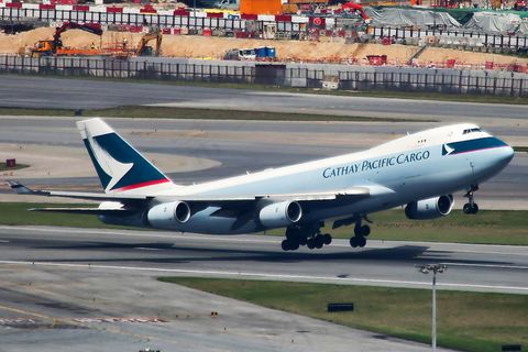 机场,飞机,客机,轿车,教练机,国泰波音747-400F在香港机场升空