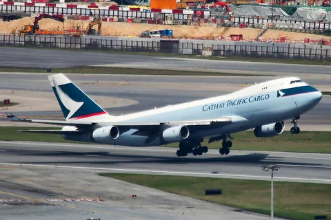 机场,飞机,客机,轿车,教练机,国泰波音747-400F在香港机场升空