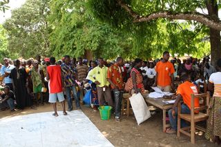 *的科特迪瓦人在利比里亚的难民署分发地点排队等候食物