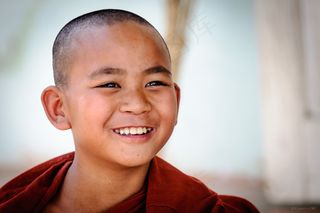 人物特写,男孩,中年男性,人脸,足球运动,缅甸僧侣