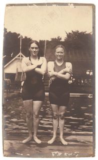 1912年，澳大利亚首位女奥运选手范妮·杜拉克（Fanny Durack）和米娜·威利（Mina Wylie）