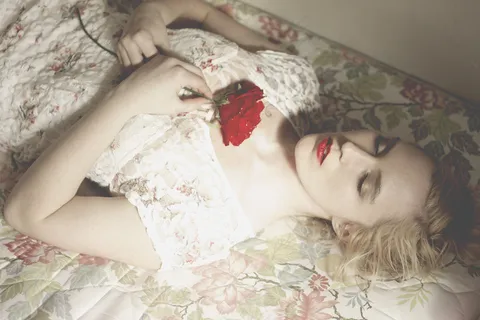 美女,人物特写,绘画,吊带睡衣,女孩,死亡床