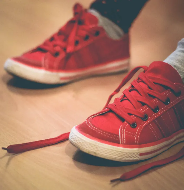 运动鞋,鞋,鞋子,板鞋,凳子,红鞋子！ -253：365