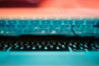 键盘,腰带,显示器屏幕,台式电脑,彩虹管,半封闭还是半开放？