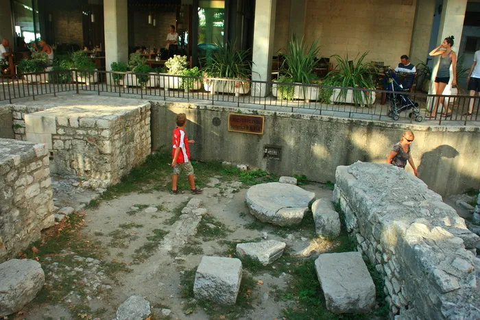 现代建筑,工艺品,温泉,石头,树,Arheolog