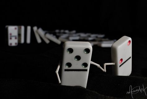 骰子,打火机,扑克,包装袋/盒,玩具,多米诺骨牌效应