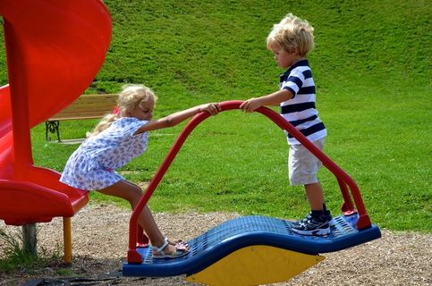 健身器材,滑滑梯,吊床,滑梯,滑草,紫罗兰和埃弗里特在操场上