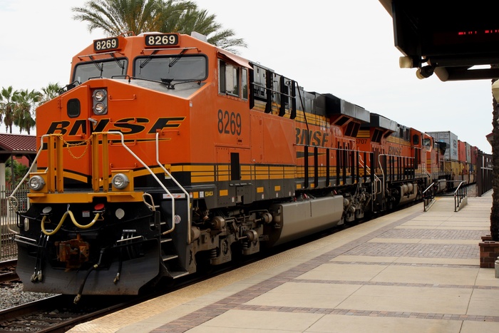 火车,铁路轨道,轿车,街道,摩托车,货运火车BNSF＃8269