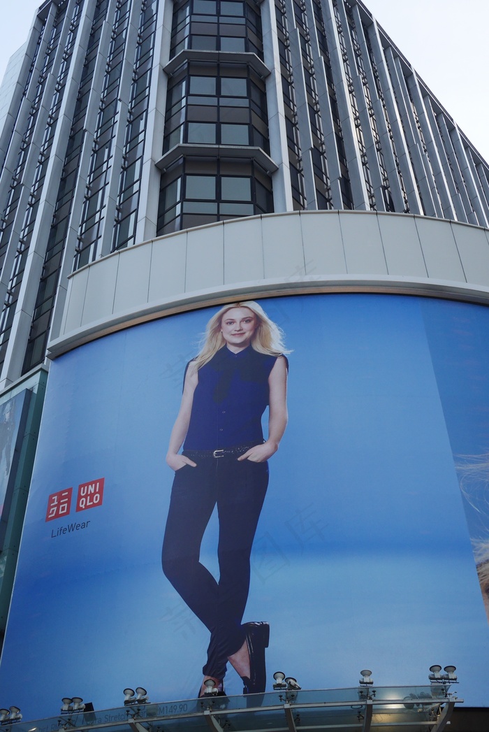 轿车,优衣库,天空,人物特写,美女,广告牌