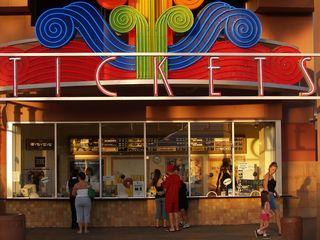 沿街店面,城市夜景照明,便利店,霓虹灯广告,,电影票