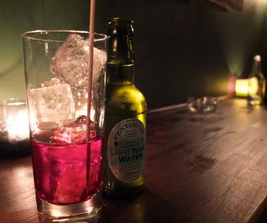 台灯,红酒,葡萄酒,生日蜡烛,饮料/饮品,G＆T酒吧