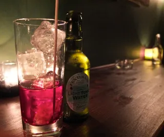 台灯,红酒,葡萄酒,生日蜡烛,饮料/饮品,G＆T酒吧