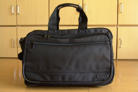 新的商务旅行隔夜袋。