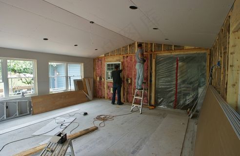 在此期间，由于附加外壳是水密的，因此已从房屋墙壁上拆除了外部壁板，并已用塑料板代替滑动玻璃门以容纳灰尘。