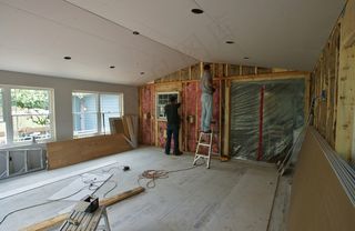 在此期间，由于附加外壳是水密的，因此已从房屋墙壁上拆除了外部壁板，并已用塑料板代替滑动玻璃门以容纳灰尘。