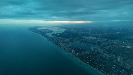 劳德代尔堡好莱坞国际机场（FLL）佛罗里达州佛罗里达州窗户旁的空中摄影HTC Htconem8鸟瞰图