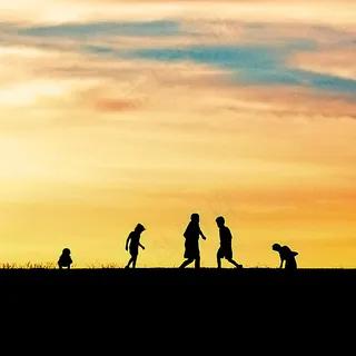 孩子们出来了,夏天到了。 孩子们出来了,夏天到了。
