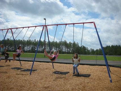 人物活动,秋千,天空,金属栏杆,树,操场