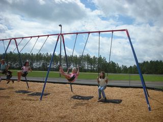 人物活动,秋千,天空,金属栏杆,树,操场