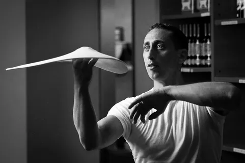 扩音器,人物特写,手,台灯,头发,Le Pizzaiolo杂技演员 扩音器,人物特写,手,台灯,头发,Le Pizzaiolo杂技演员