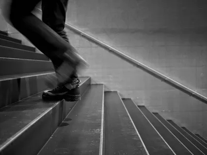 电梯,楼梯,铁路轨道,月台,保龄球,楼梯