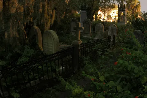 闹鬼的查尔斯顿：一神教教堂墓地在晚上