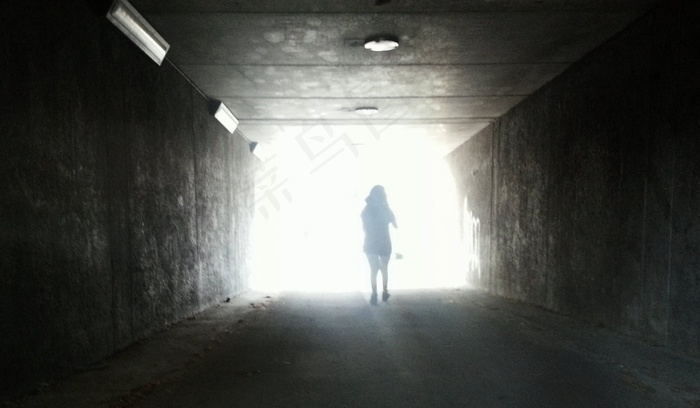 地下通道,吸顶灯,灯,室内一角,头发,女人
