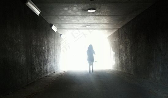 地下通道,吸顶灯,灯,室内一角,头发,女人