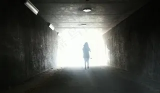 地下通道,吸顶灯,灯,室内一角,头发,女人