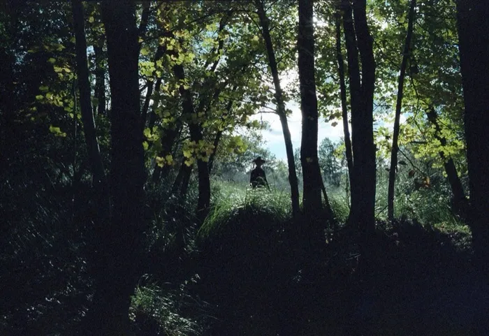 当她走开时，我演奏了爵士乐的旋律。