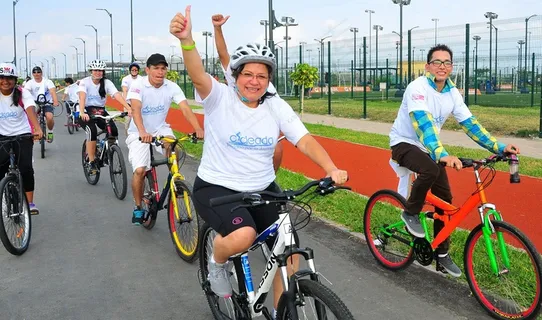 协力车,街道,合照,自行车,婚礼,参*瓜亚斯省副省长阿莱格里·埃雷纳·德·恩斯图亚斯（Alegre y llena de entusiasmo）