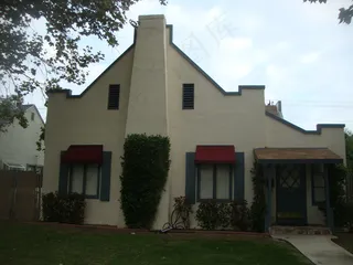 你能看到这房子的脸吗？ （他很尴尬，所以微笑在地下。）